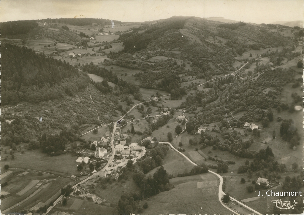 Planois - Le Village - Vue sur les Plateaux et Colonie de Vacances Prestimonic.jpg